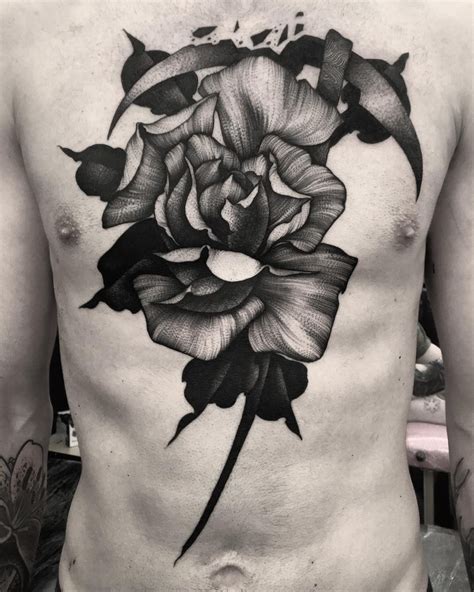 The traditional rose tattoo will never go out of style, nor realism roses. Épinglé sur tattoo