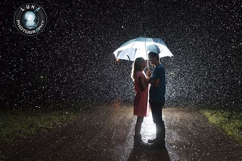 Couple In Rain At Night Rain Pictures Couple In Rain Night Rain