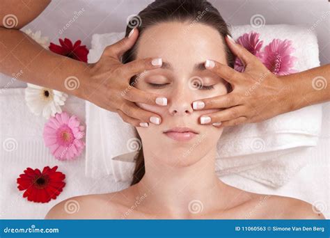 Massaggio Facciale Immagine Stock Immagine Di Donna 11060563