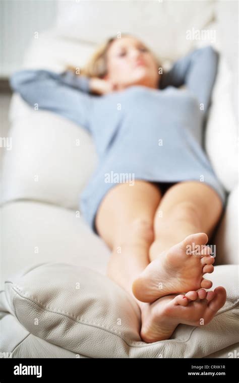 Barefoot Young Woman Lying On Sofa Profondeur De Champ Laccent Sur La Plante Des Pieds Photo