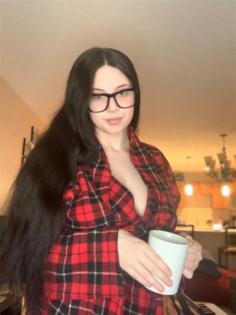 Can you see me as your young housewife? : r/SelfiesGoneWild