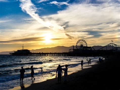 Is within walking distance to popular hotels, shops and restaurants; Santa Monica Beach | 로스앤젤레스관광청