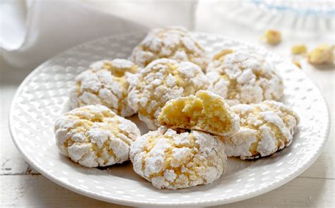 Concludete i vostri biscotti al limone adagiandoli su una teglia rivestita di carta da forno, badando la ricetta di questi gustosissimi biscotti al limone, perfetti per la merenda del pomeriggio o anche. Biscotti al limone - ricetta - Tapenda.it
