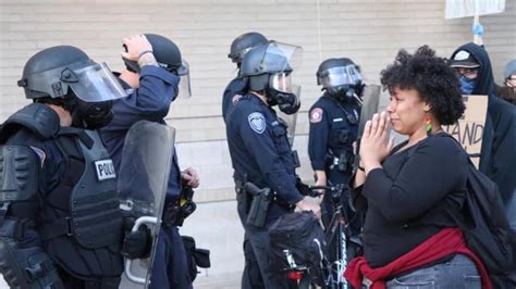 Can You Pray For Us Too Woman Said Police Officer Asked Her To Pray