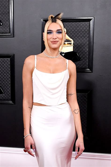 Grammy 2020 Dua Lipa llevó un vestido blanco de Vivien Westwood Vogue