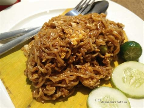 Mee goreng (fried noodles) is one of many malaysians' favourite street food. Mee goreng mamak Teh Tarik Place sedap bak hang! - Jepun Mari
