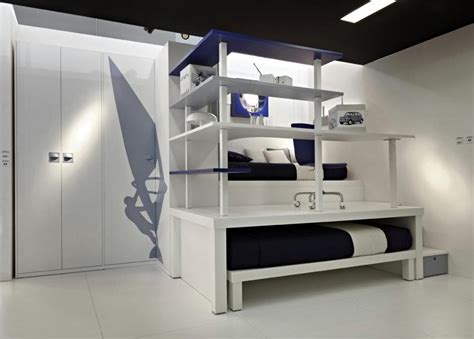 First thing first, it is the color that sets the tone of the room. 13-Cool+Boys+Bedroom+Ideas.jpg