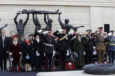 Britain France Fall Silent To Commemorate Armistice Day The Straits