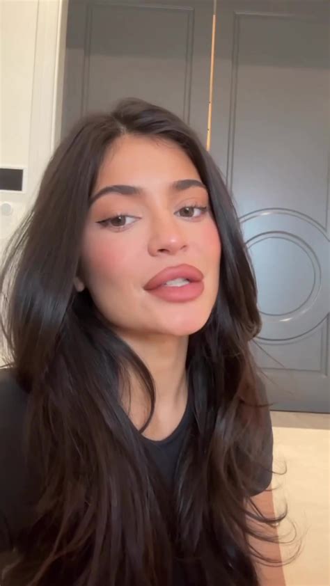 Kylie Jenner Critics Mock Stars New Selfie That Looks Like A Mugshot