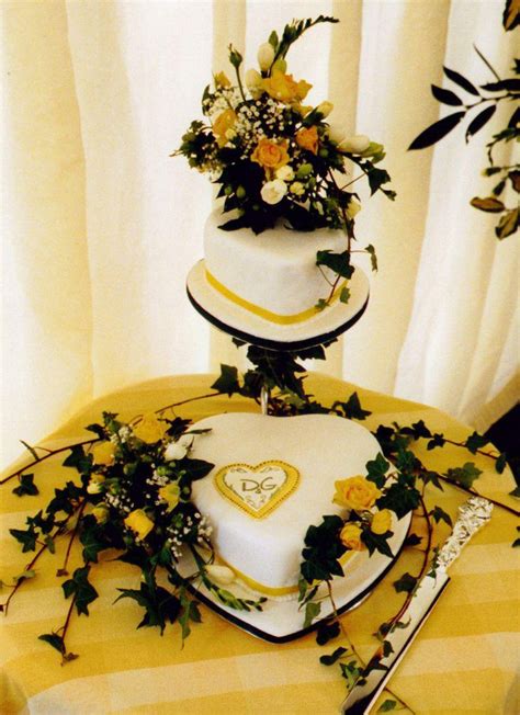 37 Creative Wedding Cake Table Decorations | Table Decorating Ideas