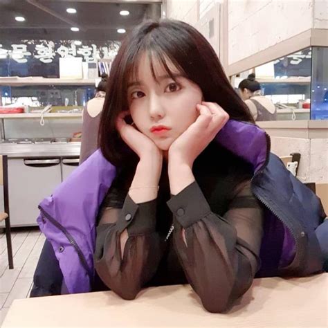 후방주의 알몸수준으로 속이 다보이는 시스루 가슴라인 죽이네. '우창범♥' BJ서윤, 꽃받침 포즈 한 채 미모 '뿜뿜'…과거 무슨 ...
