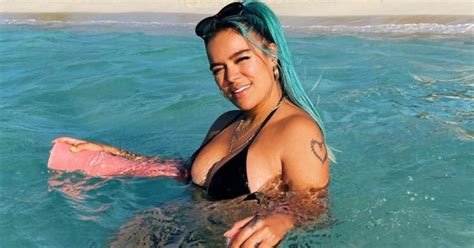 Karol G Deslumbra Posando En Bikini En Las Cristalinas Aguas De Puerto Rico