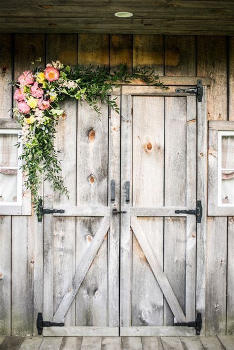 Pin By Caitlyn Hussey On Flowers Barn Door Decor Barn Backdrop Barn