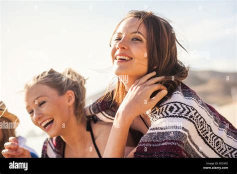 Freundinnen Im Urlaub Am Strand Stockfotografie Alamy