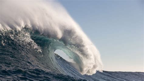 Looking for the definition of ola? La ola monstruo detectada en una tormenta en el océano ...