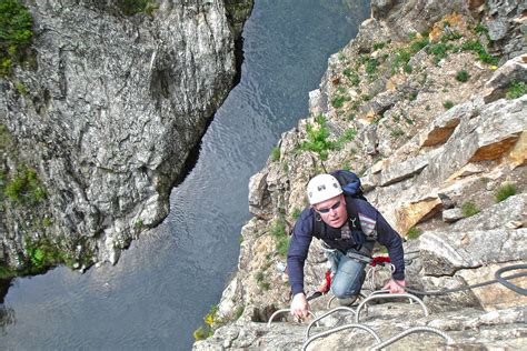 En 1998, il était également classé sur la liste des monuments du patrimoine de l'humanité par une belle manière de découvrir le pont du diable de manière ludique à coups de sauts, toboggans et défilés étroits ! Via ferrata en Ardèche, via ferrata au Pont du Diable, via ...