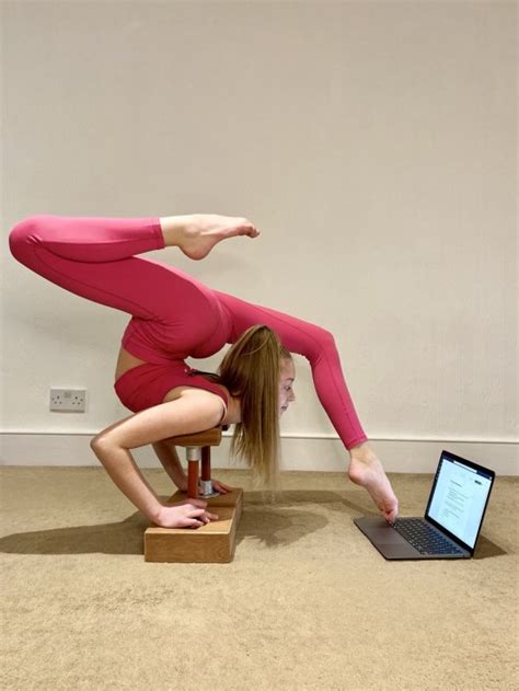 Teen Contortionist Loves To Do Her Homework In Incredible Positions Metro News