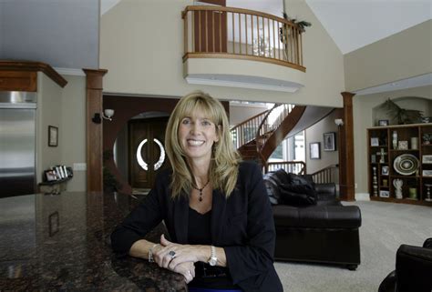Join Real Estate Agent Sandi Gentry At 11 Am In Live Chat To Discuss