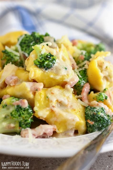 Un suave relleno de carne y una tierna pasta italiana, ¿de qué hablamos? Cheese Tortellini Pasta with Broccoli and Bacon - Happy ...