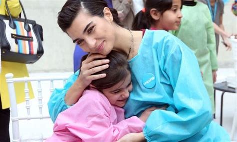الممثلة التركية توبا بويوكوستون المعروفة بـ لميس تزور الأطفال