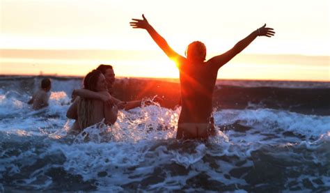 North East Skinny Dip Sees 400 Naked People In The Sea At Druridge Bay Metro News