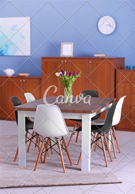 Dining Table And Chairs图片 Canva可画