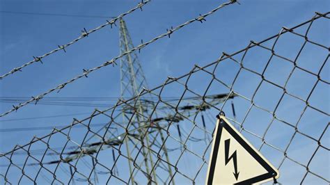 Stromausfall m (genitive stromausfalls, plural stromausfälle). Rhein-Neckar-Kreis: Kein Strom, Telefon- und Handynetz um ...
