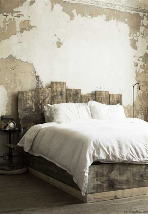 Veel mensen willen genieten van de mooie, robuuste uitstraling van steigerhout in de slaapkamer, maar komen er in een meubelzaak al snel achter dat de prijzen behoorlijk hoog liggen. Zelf een bed maken van steigerhout - Interieur Insider