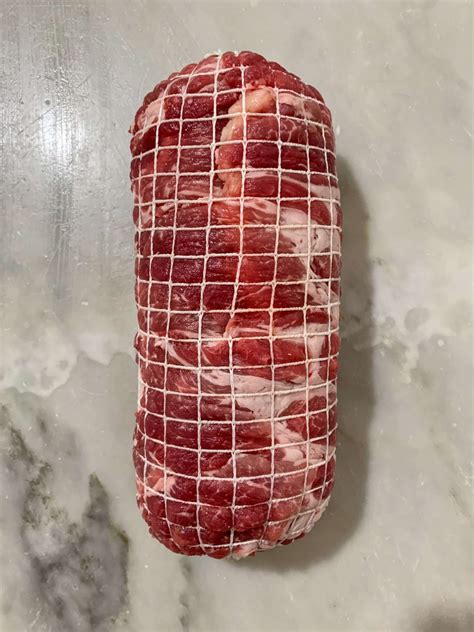Soffriggere, in una padella con olio e burro, un trito. Arrosto farcito Di Puledro - Macelleria Online