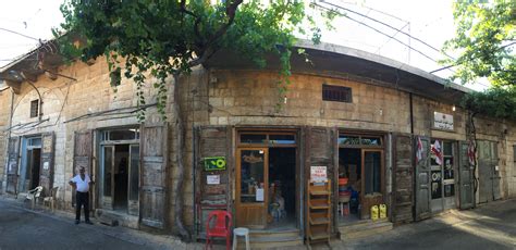 Maak nieuwe vrienden in libanon via het snelstgroeiende sociale netwerk voor het ontmoeten van nieuwe mensen. Village in the mountains from Libanon nearby Beirut