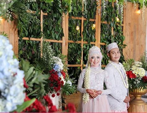 Sediakan meja kayu polos tanpa taplak. PAKET DEKORASI PERNIKAHAN | PRICELIST WEDDING JOGJA ...