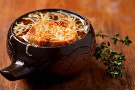 Cómo hacer sopa de cebolla la receta tradicional con la que te quedará