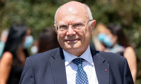 Il professore pochi giorni fa ha lanciato l'allarme che ha scosso e inquietato l'italia: Vaccini, il professor Galli: "Prevenzione buttata alle ...