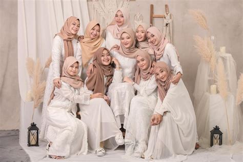 15 Dress Code Photo Studio Bareng Sahabat