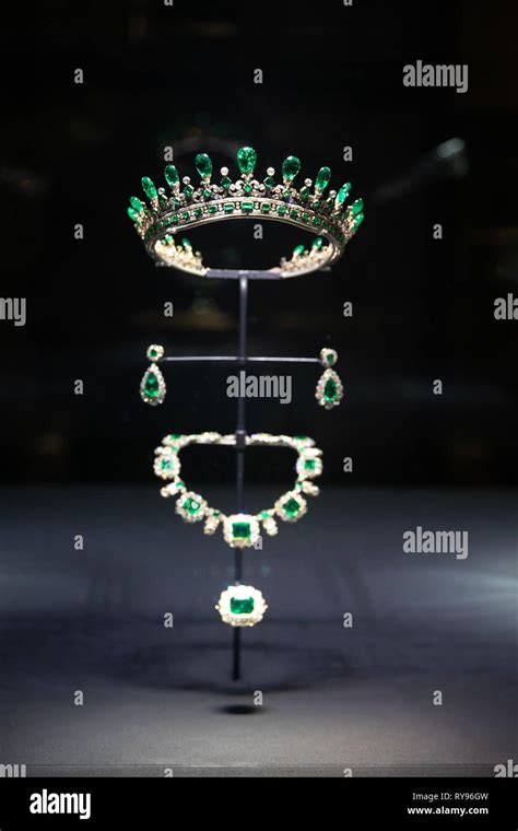 Queen Victorias Diamond And Emerald Tiara Hi Res Stock Photography And