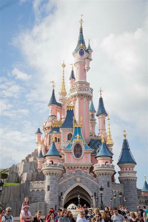 Make the magic last even longer by staying in a disney hotel or villages nature paris by center parcs. Disneyland Paris | Vergleiche Tickets und Preise