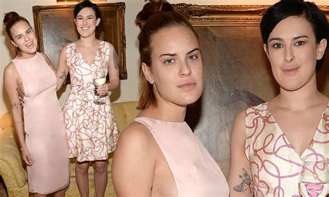 Tallulah Willis Flashes Sideboob As She Watches Sister Rumer Perform In New York Daily Mail Online