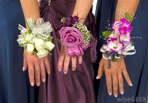 Roses, lilies, orchids, tulips, sunflowers, irises, carnations Mariages Casamentos: O que é Corsage?