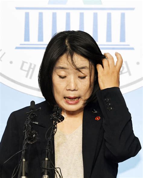 윤미향(尹美香, 1964년 10월 23일 ~ )은 대한민국의 사회운동가(사회단체활동가), 정치인이다. 윤미향 - ìœ¤ë¯¸í-¥ì € ì ⃜í⃜¹ë ©ì-´ë¦¬ ë¹„ë£¨í ...