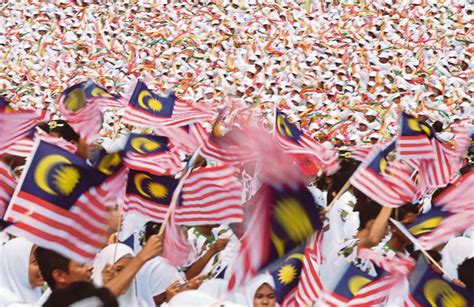 Logo yang terdiri daripada 4 warna ini menggambarkan simbol rakyat melakukan gerakan riang mengangkat tangan, beserta satu bentuk. 'Sayangi Malaysiaku: Malaysia Bersih' tema Hari Kebangsaan ...
