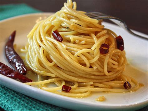 Although the walk is not far (0.9 mile) it is dangerous because get quick answers from aglio olio e peperoncino da roberto staff and past visitors. Spaghetti Aglio Olio e' Peperoncino | Tasty Kitchen: A ...