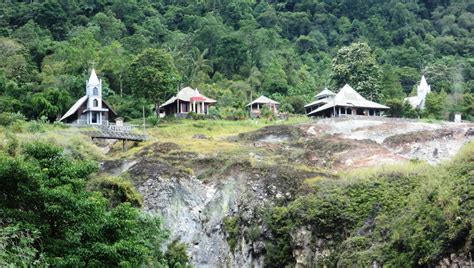 Pantai ini menyediakan perahu khusus bagi. Bukit Kasih, Keindahan Alam dari Puncak Bukit - Sulawesi Utara