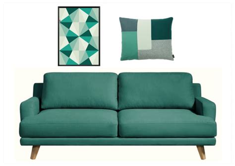 Entièrement recouvert d'un velours vert émeraude de haute qualité soigneusement capitonné, ce canapé offre à la fois une fonctionnalité et un style intemporel qui convient à des différents intérieurs. canape vert emeraude