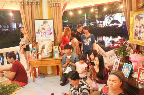 เรียกว่าผ่านไปแล้วสำหรับงานรำลึก ครบรอบ 28 ปี การเสียชีวิตของราชินีเพลงลูกทุ่ง แม่ผึ้ง พุ่มพวง ดวง. เซียนหวยเฮกันลั่น ราชินีลูกทุ่ง 'พุ่มพวง ดวงจันทร์' ให้โชค ...