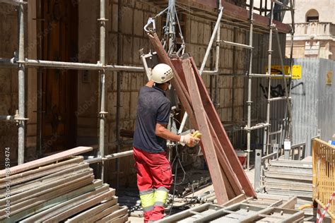 Obrero Trabajando En La Fachada De Un Edificio Foto De Stock Adobe Stock