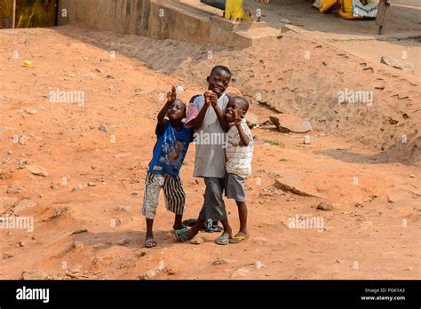 Elmina Ghana Jan 18 2017 Des Enfants Ghanéens Non Identifiés Dans La Rue à Elmina Les