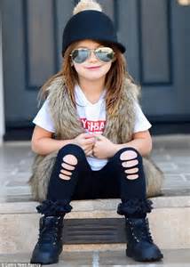 Tiny Fashionista Sisters Become An Instagram Sensation Daily Mail Online