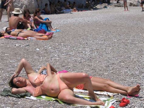 B地区開放区おっぱいや性器晒す美女ヌーディストビーチで目のやり場に困るwww三次エロ画像 45枚 エロ通信