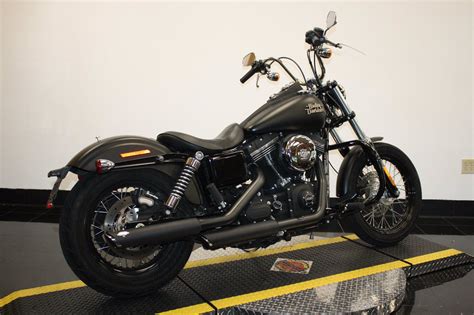 Schwarz und auf das nötigste zum fahren reduziert: Pre-Owned 2015 Harley-Davidson Dyna Street Bob FXDB Dyna ...