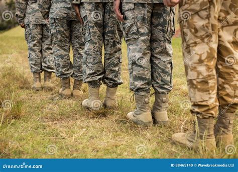 Basso Sezione Dei Soldati Militari Che Stanno Nella Linea Fotografia